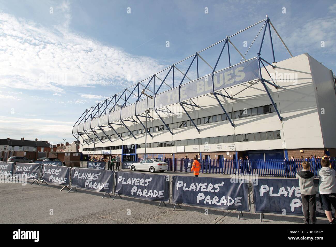 Everton-Fans warten vor der neuen Players Parade im Goodison Park Stockfoto