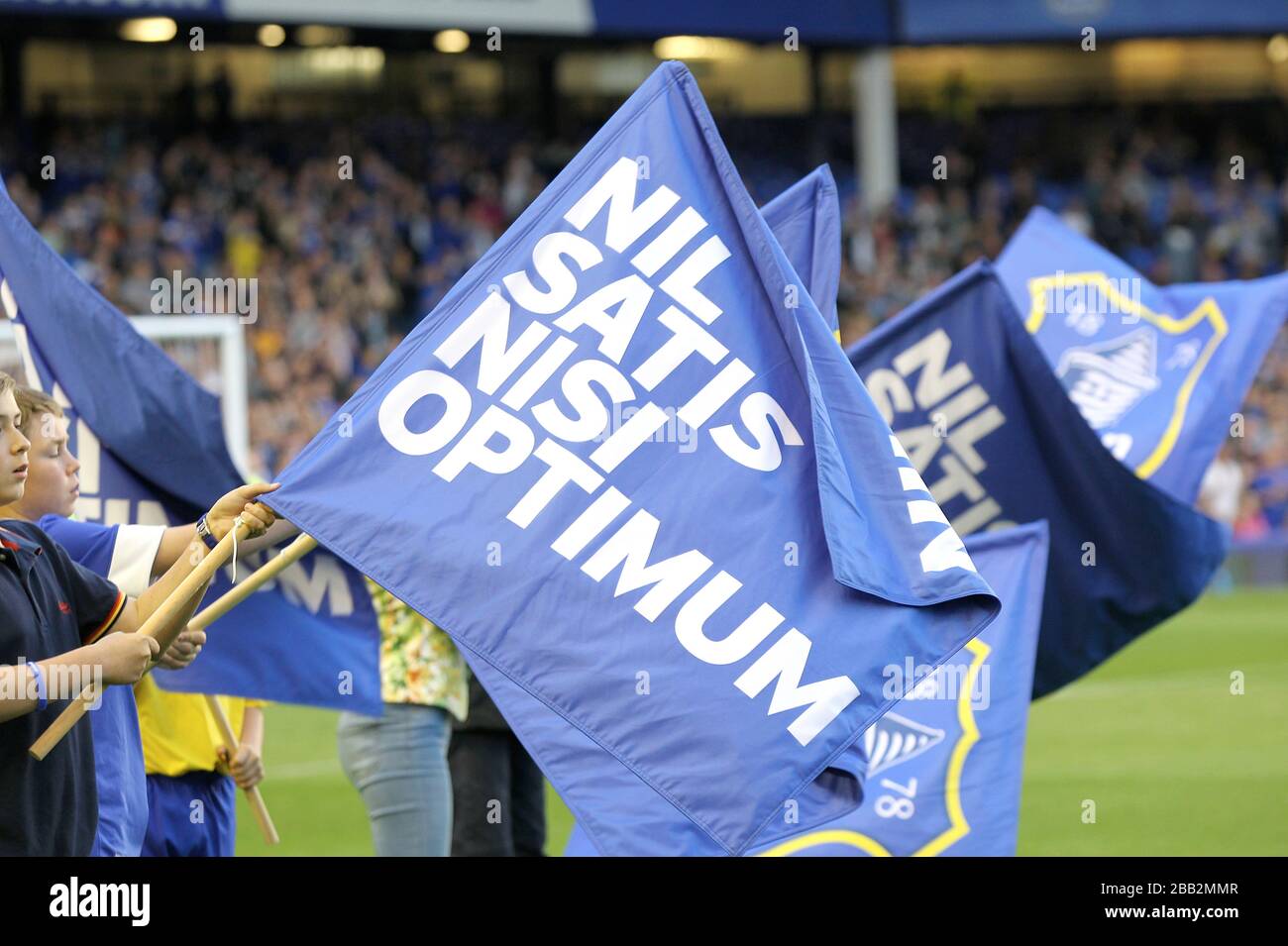 Ein Maskottchen Des Matchdaches Winkt Vor Dem Anpfiff Eine Everton Flagge Auf Dem Spielfeld