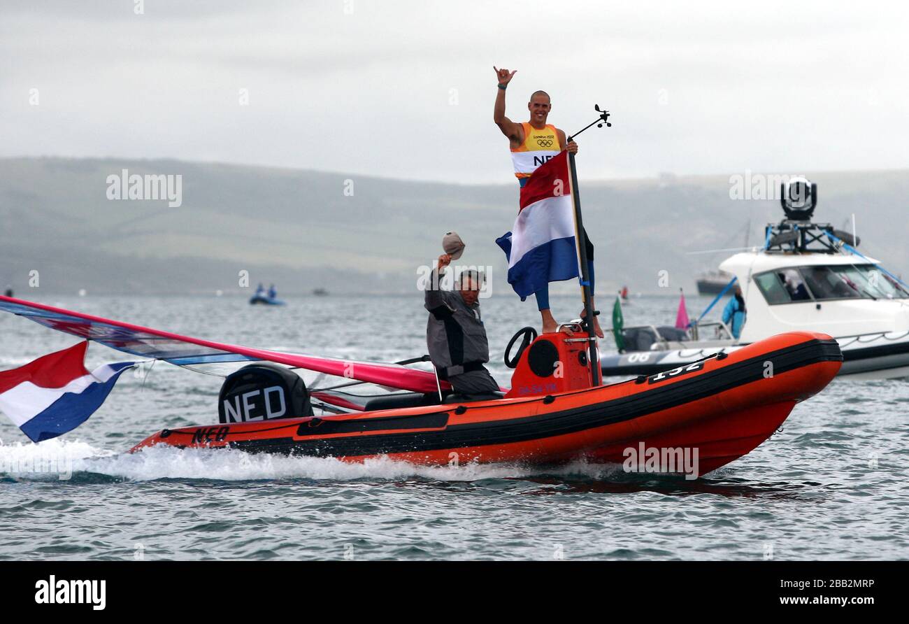 Der niederländische Dorian van Rijsselberge feiert heute in Weymouth seine olympische Goldmedaille im Windsurfer der RS:X-Männer. Stockfoto