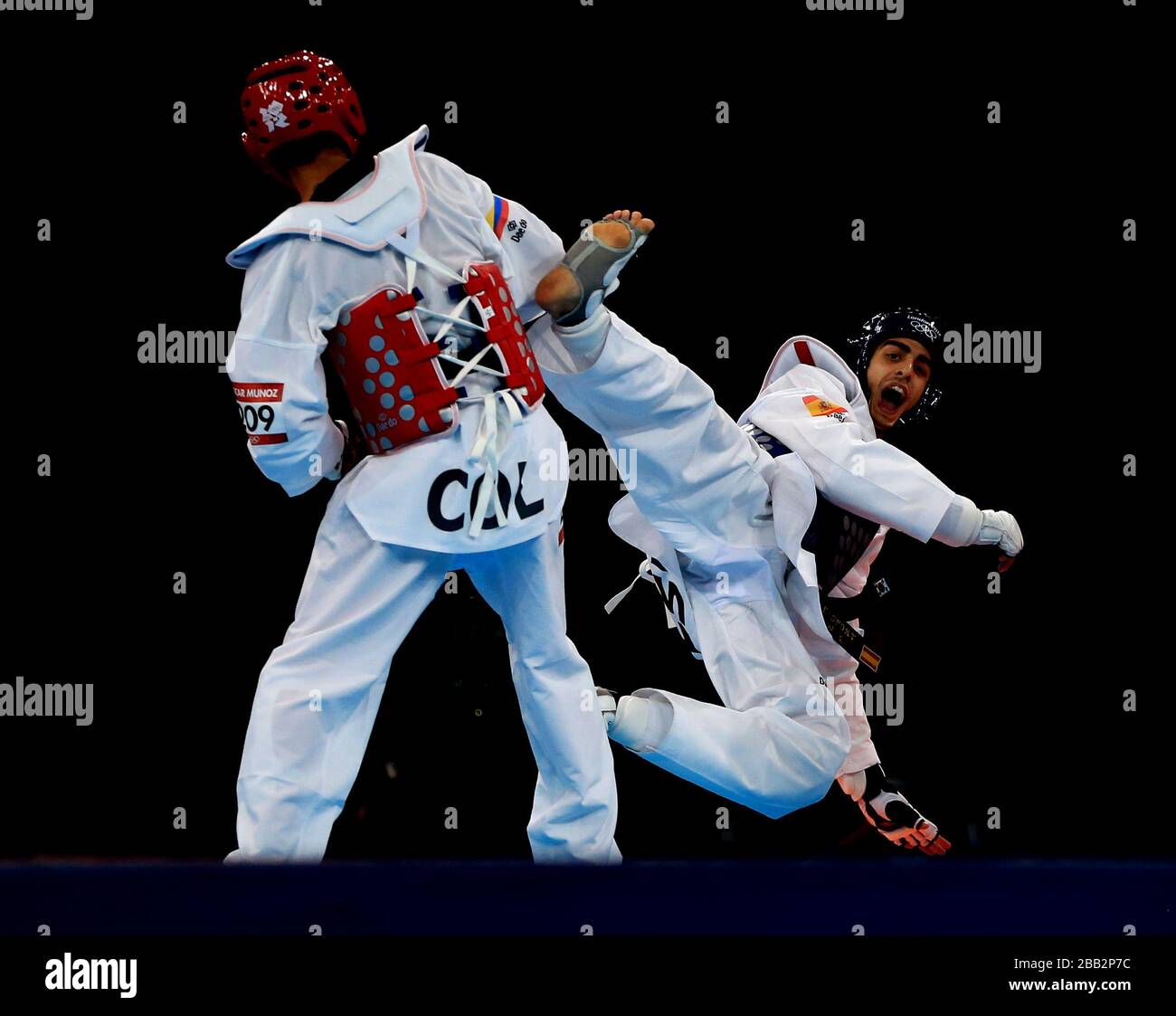 Spaniens Joel Gonzalez Bonilla (blau) gegen Columbias Oscar Munoz Oviedo im Männer-58 g Halbfinale Stockfoto