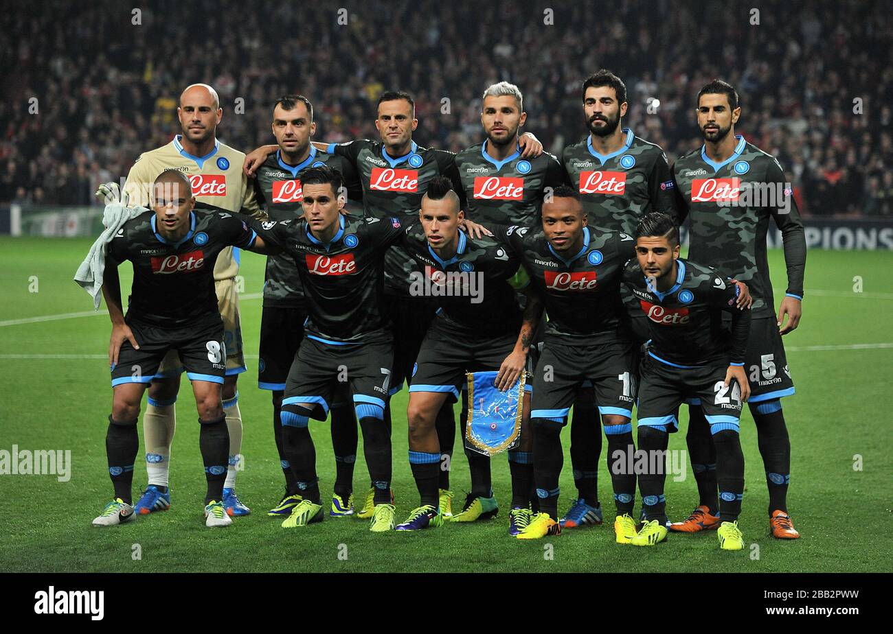 Teamgruppe Napoli (oben links rechts) Pepe Reina, Goran Pandev, Giandomenico Mesto, Valon Behrami, Raul Albiol und Miguel Britos. (Untere Reihe von links nach rechts) Gökhan Inler, Jose Callejon, Juan Zuniga und Lorenzo Insige Stockfoto