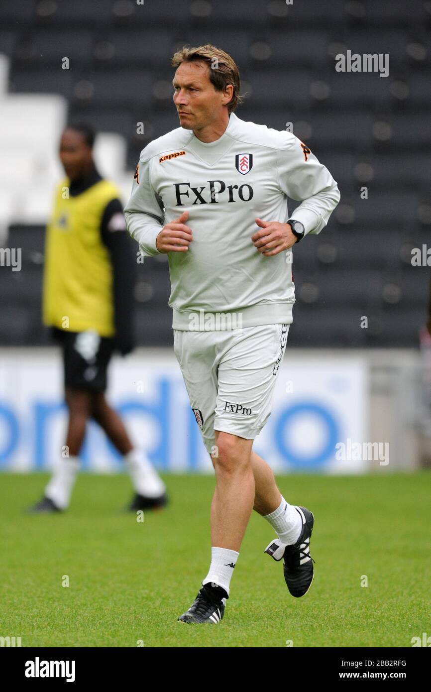 Fulham Cheftrainer Michael Lindeman nimmt die Aufwärmphase Stockfoto