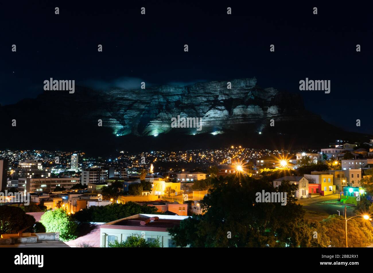 Wunderschöne Nacht, lange Belichtung von Bo-Kaap oder Malay Quarter mit Beleuchtung am Rand des Tafelbergs. Kapstadt, Südafrika Stockfoto