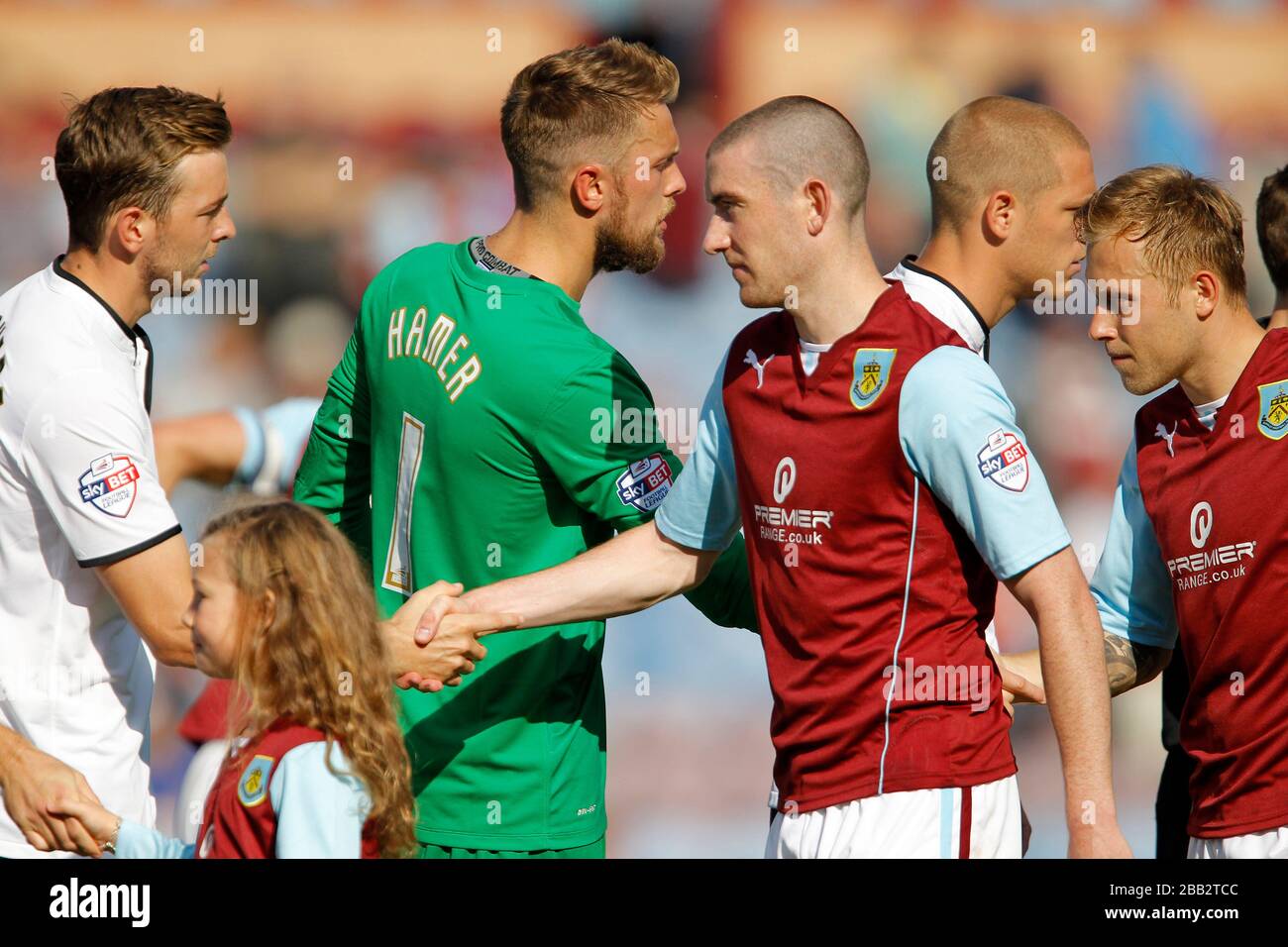 Burnleys David Jones (rechts) schüttelt vor dem Spiel die Hände mit dem Dale Stephens von Charlton Athletic Stockfoto
