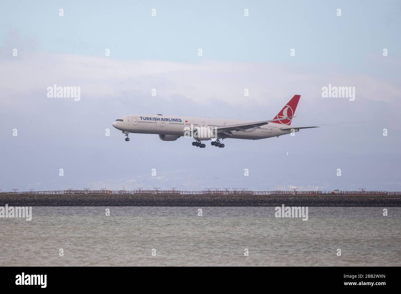 Eine Boeing 777-3F2er der Turkish Airlines aus Istanbul landet am Freitag, 27. September 2019, in San Francisco, USA, auf dem San Francisco International Airport (SFO). (Foto von IOS/Espa-Images) Stockfoto