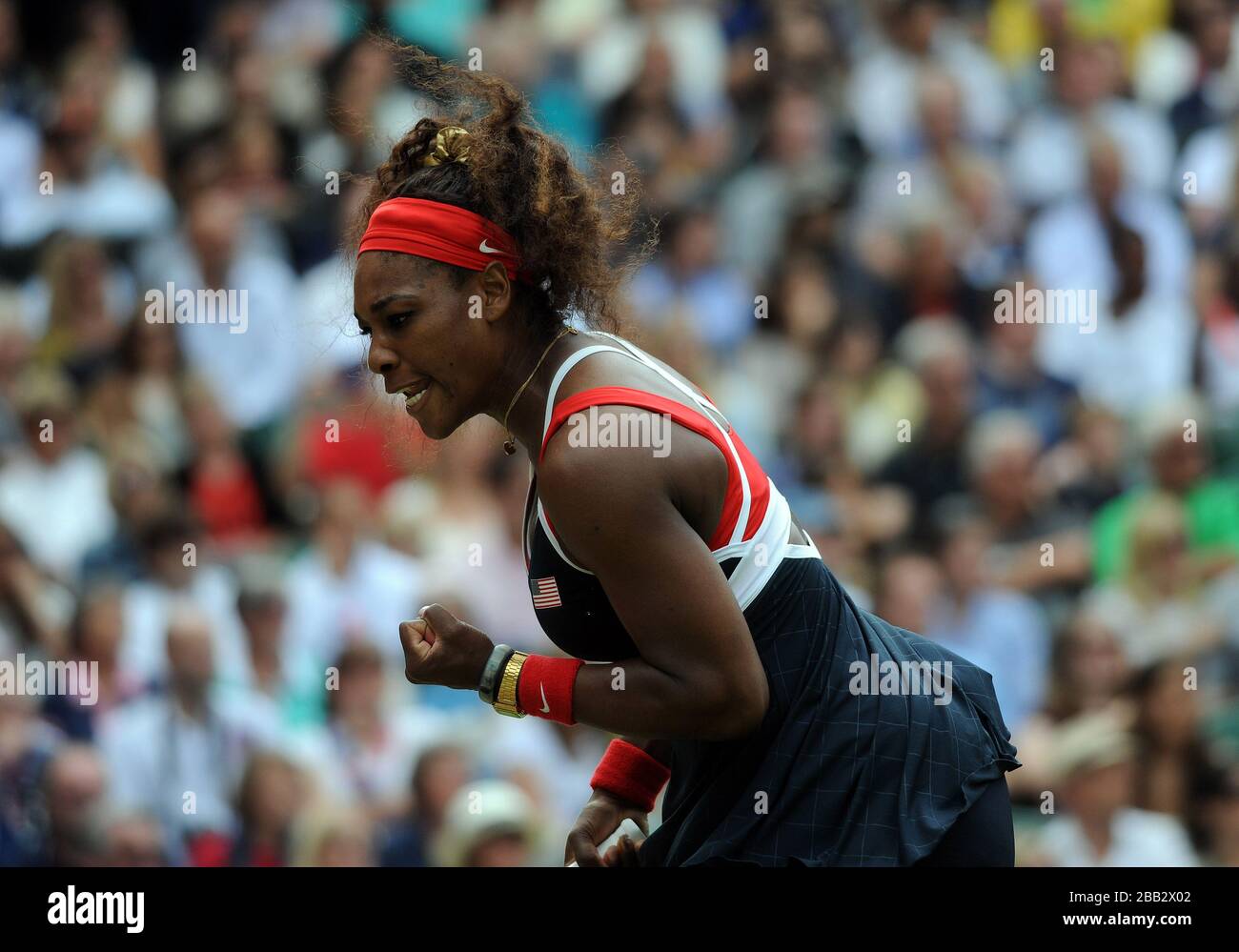 Die US-Amerikanerinnen Serena Williams im Einsatz beim Finale des Dameneinzels im olympischen Tennislokal Wimbledon. Stockfoto