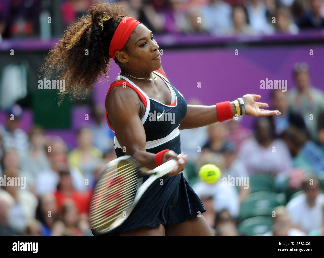 Die US-Amerikanerinnen Serena Williams im Einsatz beim Finale des Dameneinzels im olympischen Tennislokal Wimbledon. Stockfoto