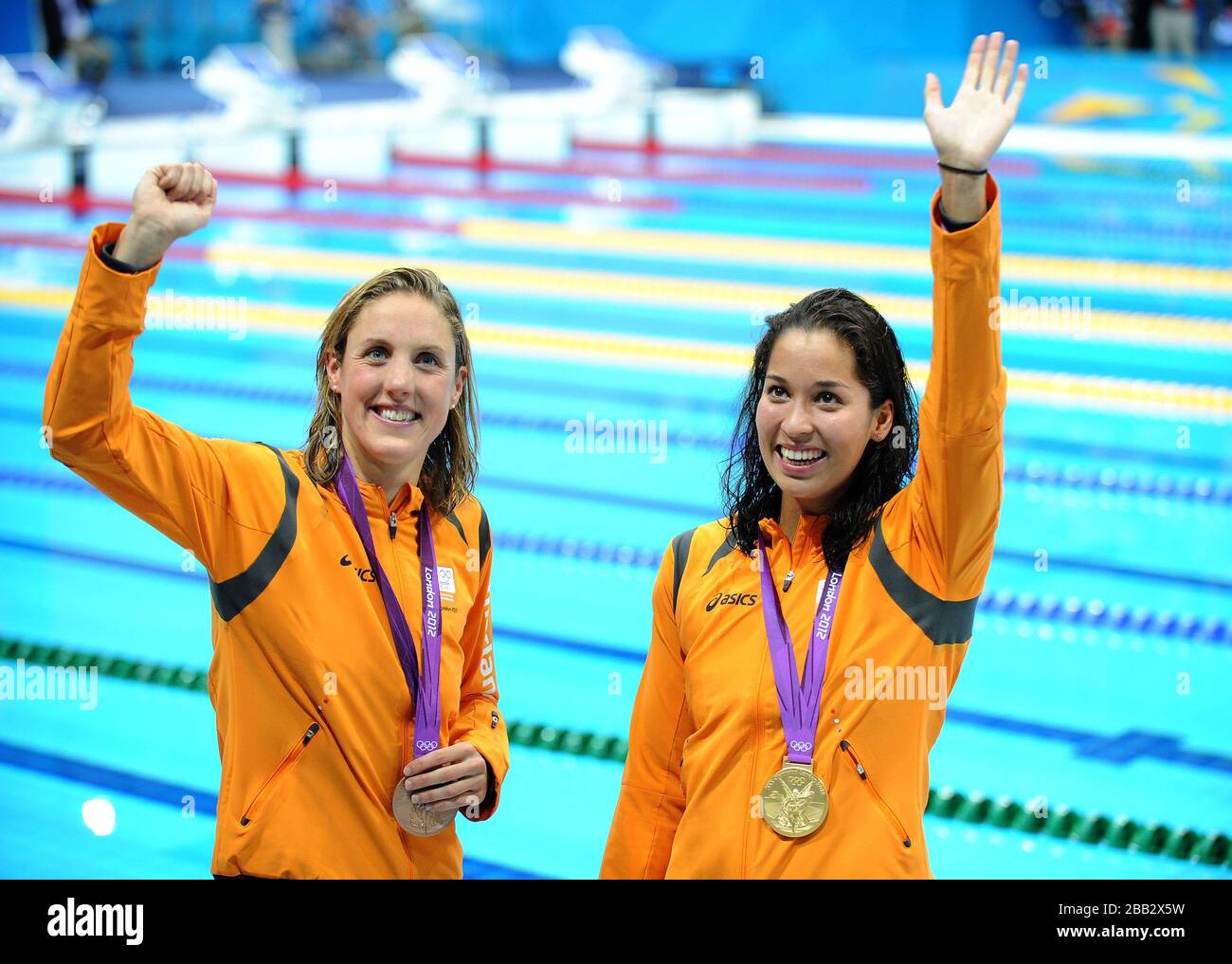 Netherlands Marleen Veldhuis (links) mit ihrer Bronzemedaille und Ranomi Kromowidjojo (rechts) mit ihrer Goldmedaille für das 50-m-Freistilfinale der Frauen im Aquatic Center Stockfoto