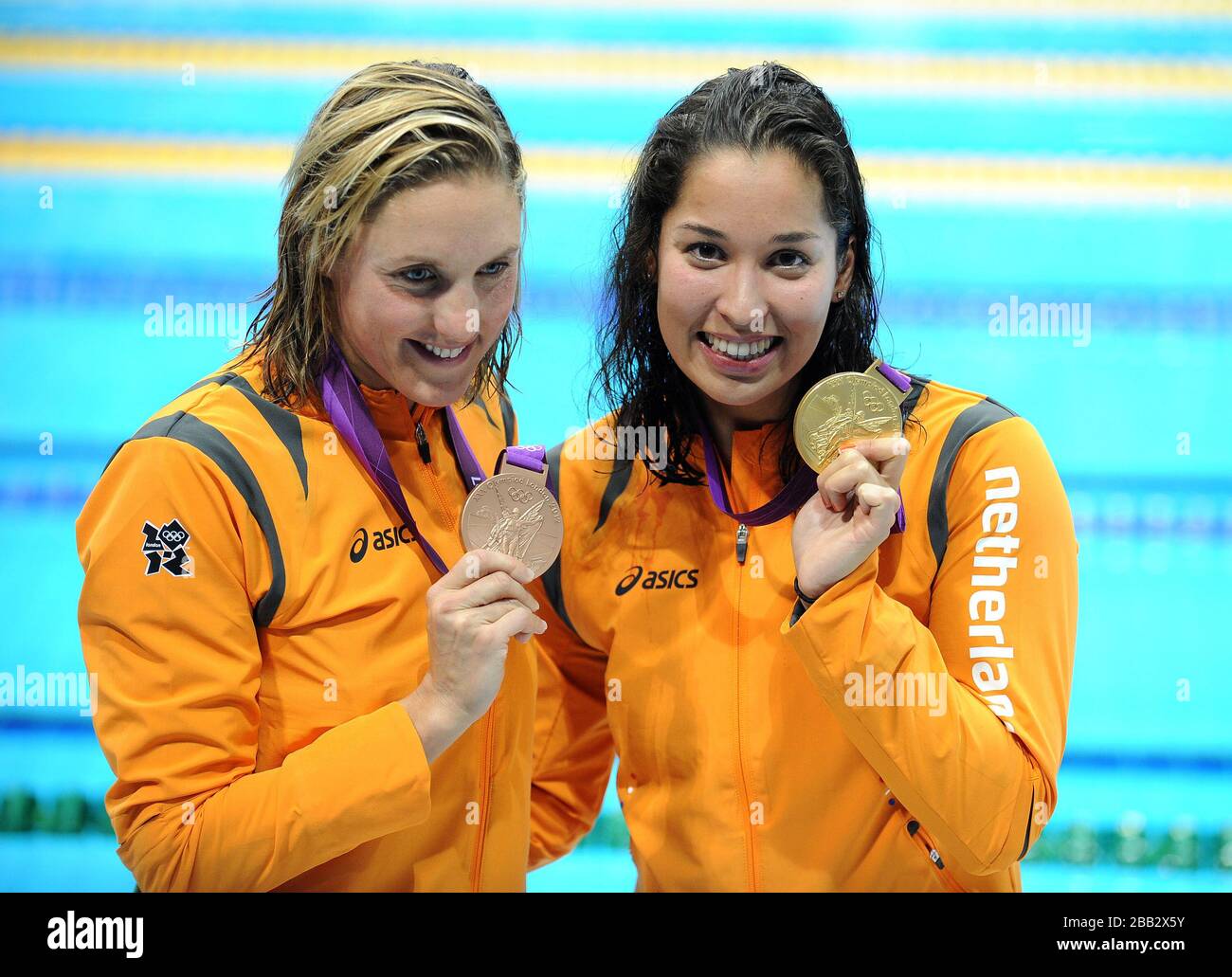 Netherlands Marleen Veldhuis (links) mit ihrer Bronzemedaille und Ranomi Kromowidjojo (rechts) mit ihrer Goldmedaille für das 50-m-Freistilfinale der Frauen im Aquatic Center Stockfoto