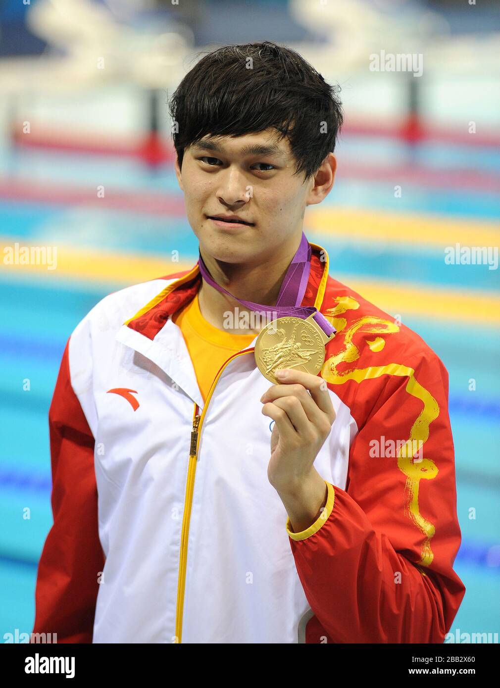 Chinas Sun Yang feiert mit seiner Goldmedaille für das 1500-m-Freistilfinale der Männer im Aquatic Center Stockfoto