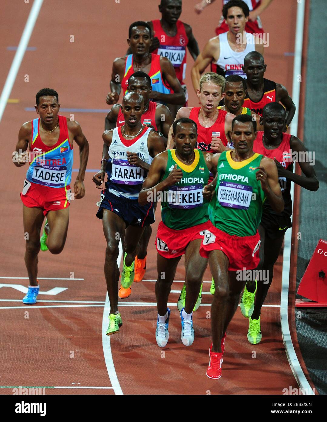 Großbritanniens Mo Farah (links) auf seinem Weg zum Gewinn des 10.000-m-Endspiels der Männer Stockfoto