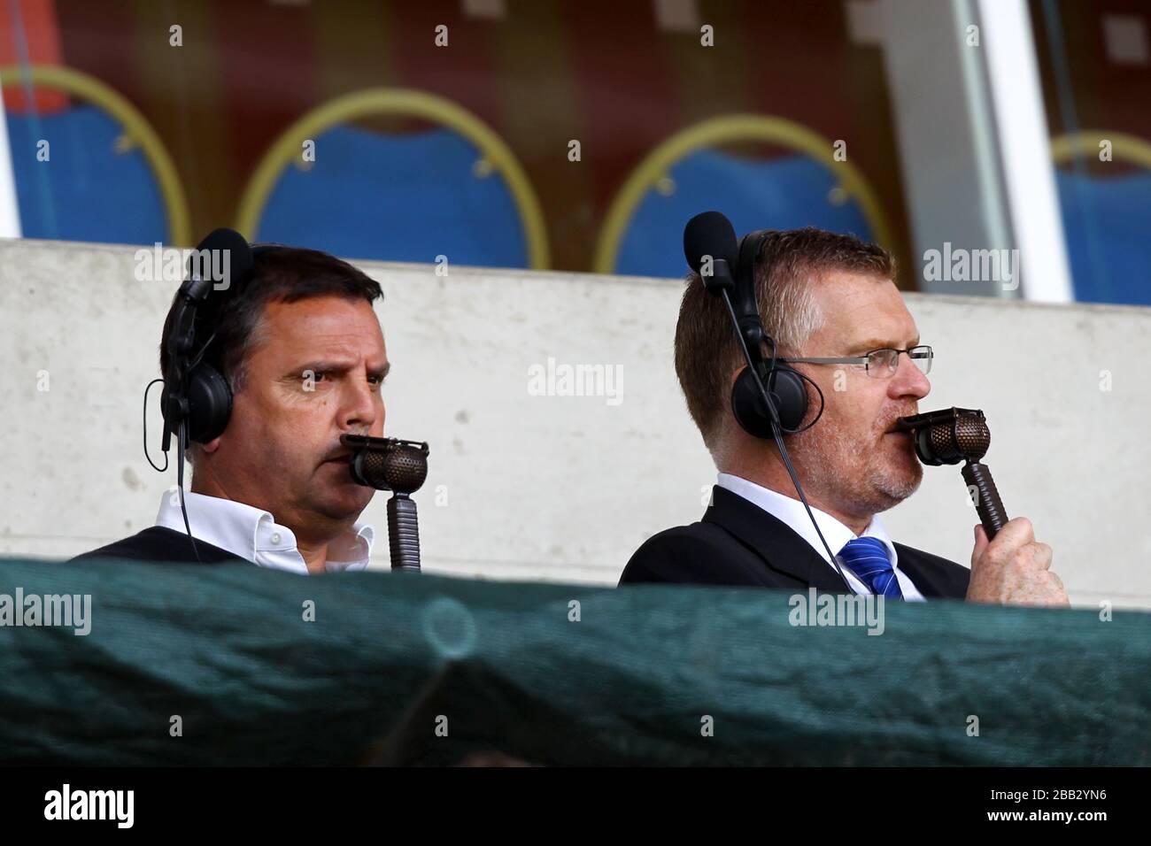 Evertons Darren Griffiths und Graeme Sharp (links) kommentieren Everton TV Stockfoto