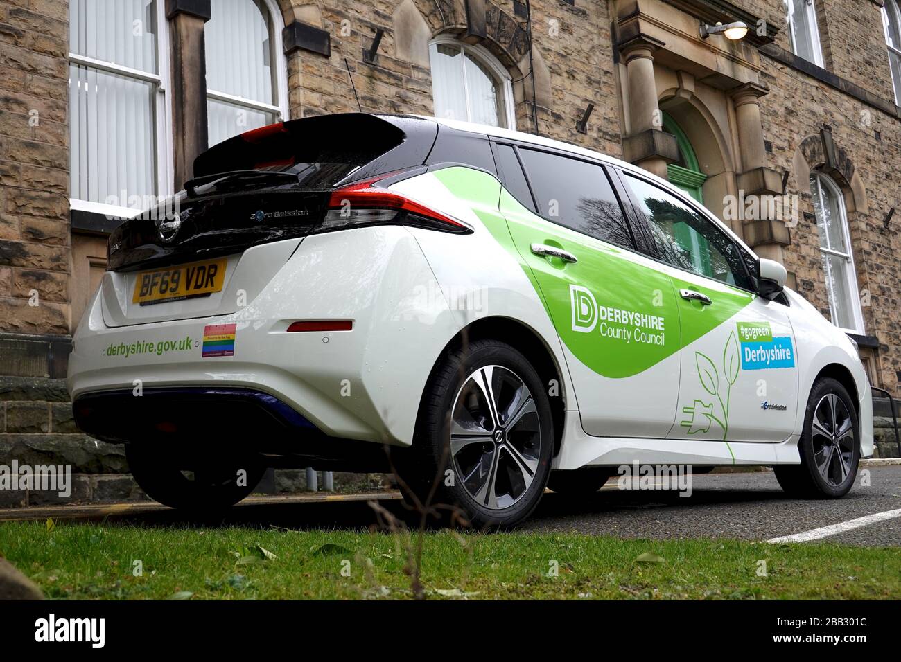 Ein Elektroauto von Nissan Leaf im Besitz des County Council von Derbyshire, das vor der New Mills Town Hall geparkt wurde. Stockfoto