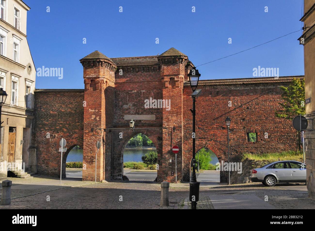 Das Tor der Segler in Torun, der Wojewodschaft Kuyavi-Pomeranland, Polen. Stockfoto