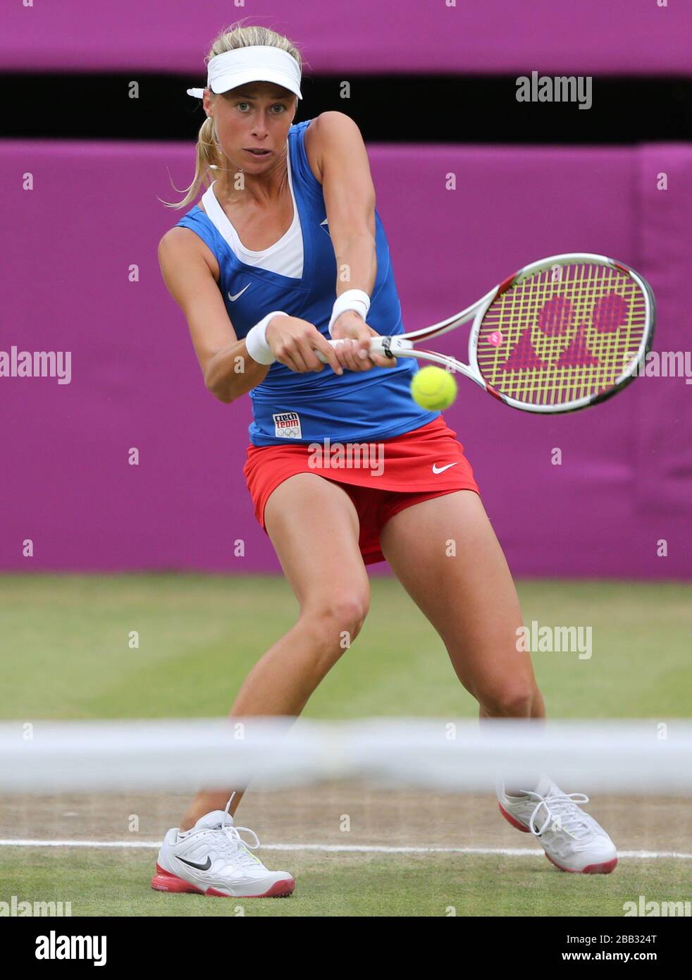 Damen-Tennisprofis Andrea Hlavackova aus Tschechien im Finale gegen Serena und Venus Williams in Wimbledon bei den Olympischen Spielen 2012 in London im Einsatz Stockfoto