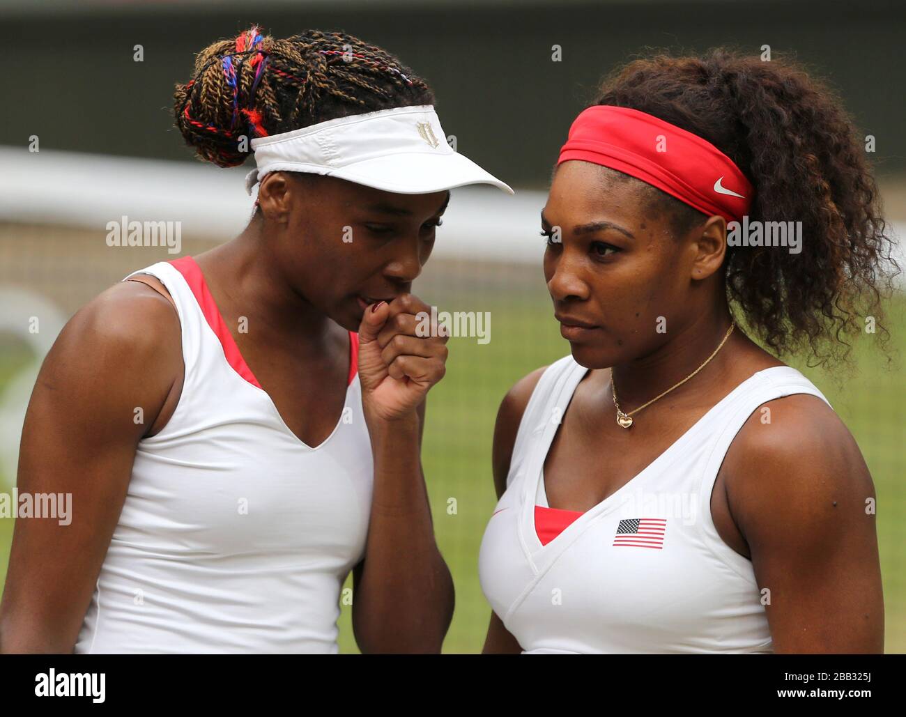 Serena und Venus Williams der USA während ihres olympischen Doppelfinales in Wimbledon bei den Olympischen Spielen 2012 in London Stockfoto