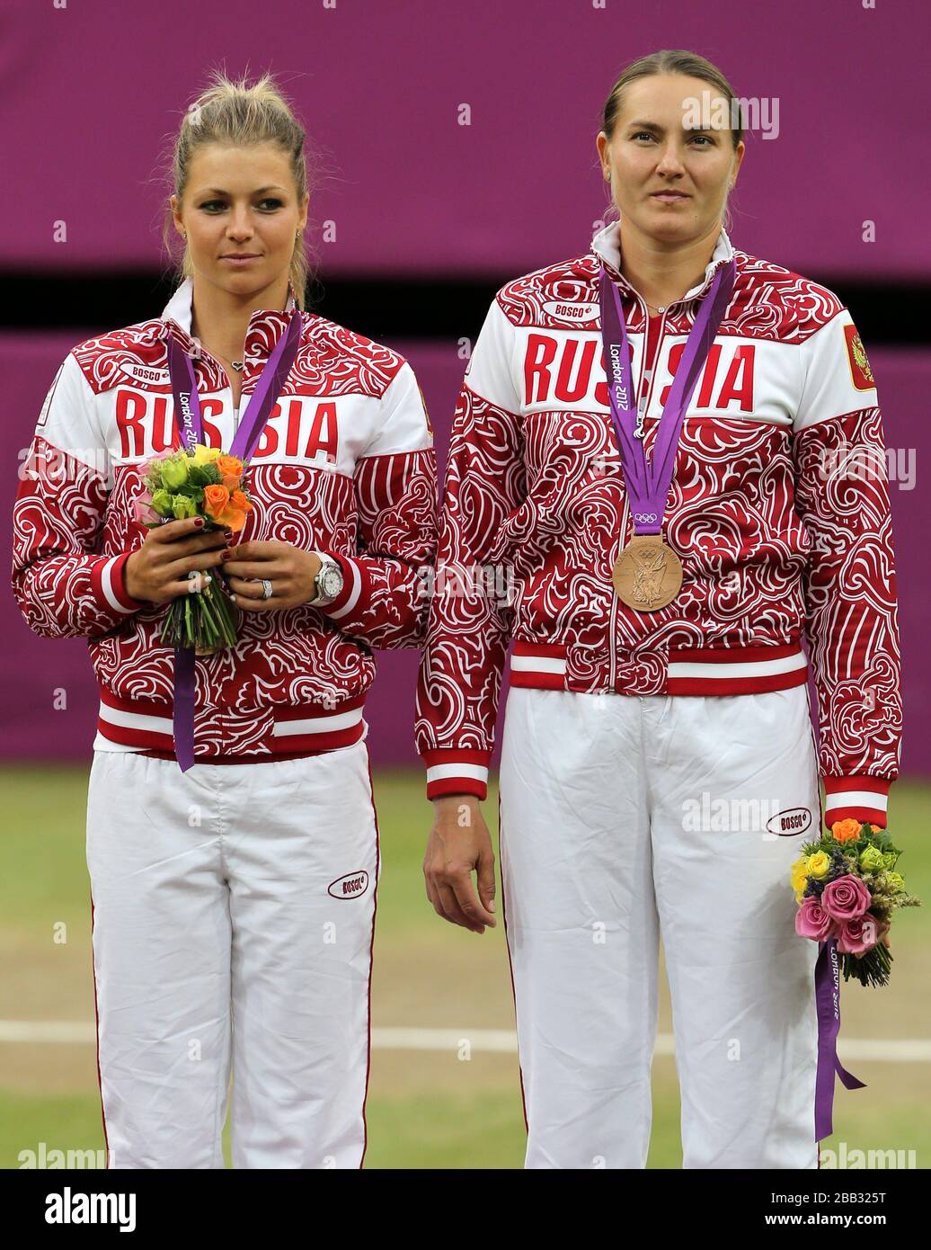 Damen-Tennis verdoppelt Bronzemedaillengewinner Maria Kirilenko und Nadia Petrova aus Russland in Wimbledon bei den Olympischen Spielen 2012 in London Stockfoto