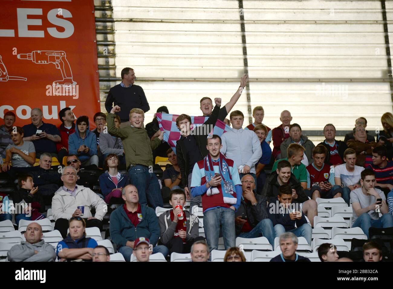 Burnley-Fans auf den Tribünen im Pride Park Stockfoto