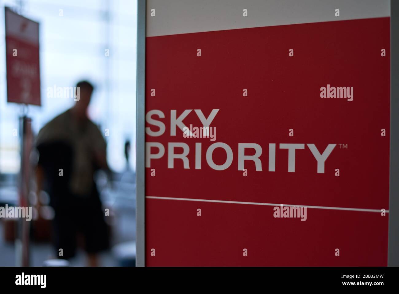 Flughafen Paris - ca. Juli 2019: Schild "Sky Priotiy" an einem Check-in im Flughafenterminal Stockfoto