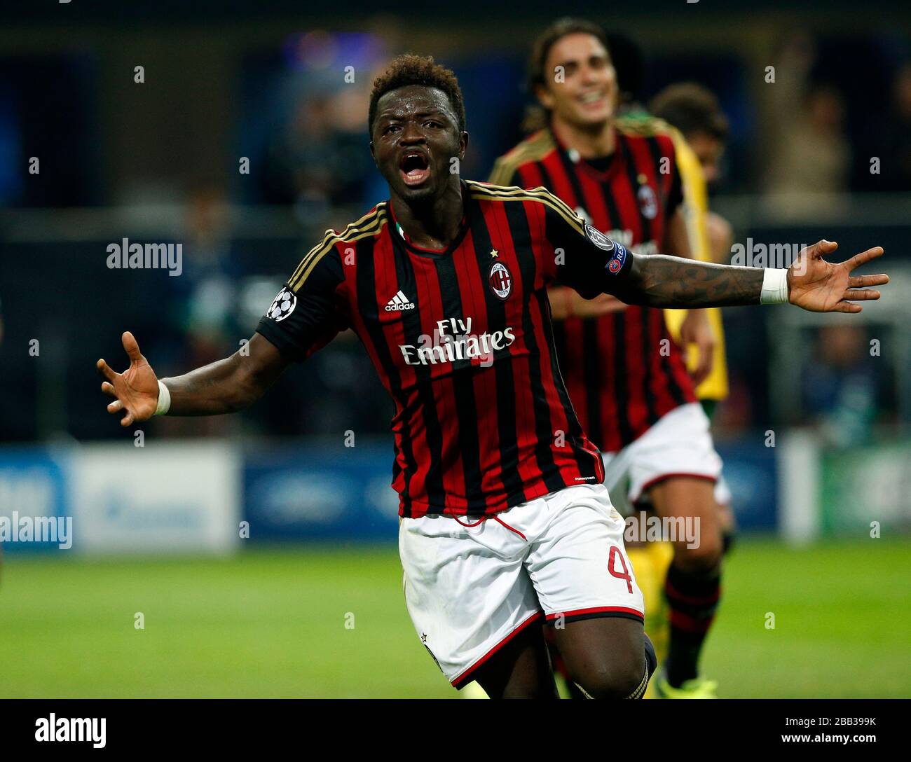 Der AC Milans Sulley Muntari feiert das erreichen des Punkts während des UEFA Champions League Gruppe H Spiels zwischen dem AC Mailand und Glasgow Celtic im San Siro, Mailand, Italien. Stockfoto