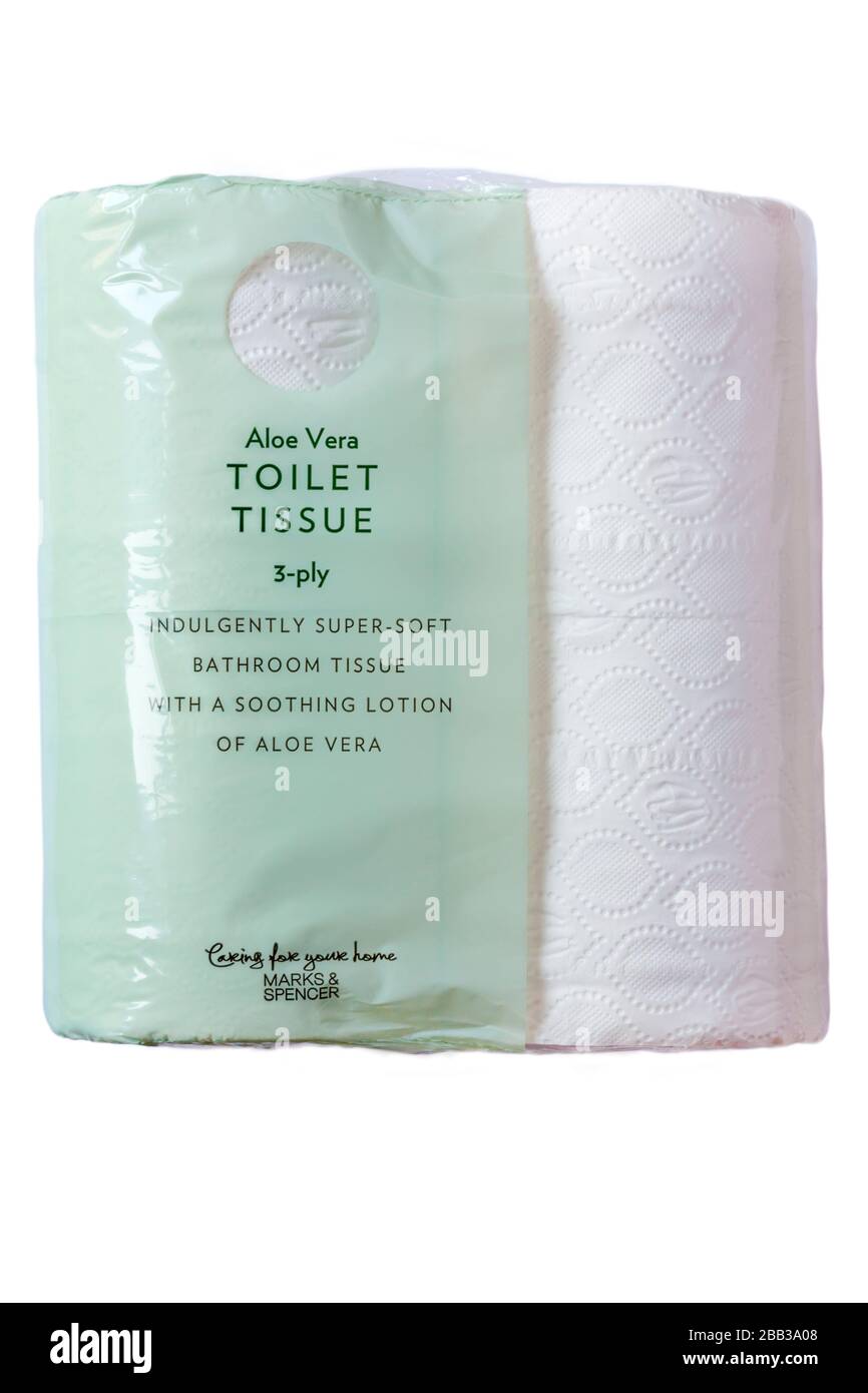Die Packung mit Toilettenpapier aus dem Bereich "Aloe Vera" von Marks &  Spencer bietet sanft superweiches Badezimmergewebe mit einer beruhigenden  Lotion "Aloe vera", die auf Wei isoliert ist Stockfotografie - Alamy