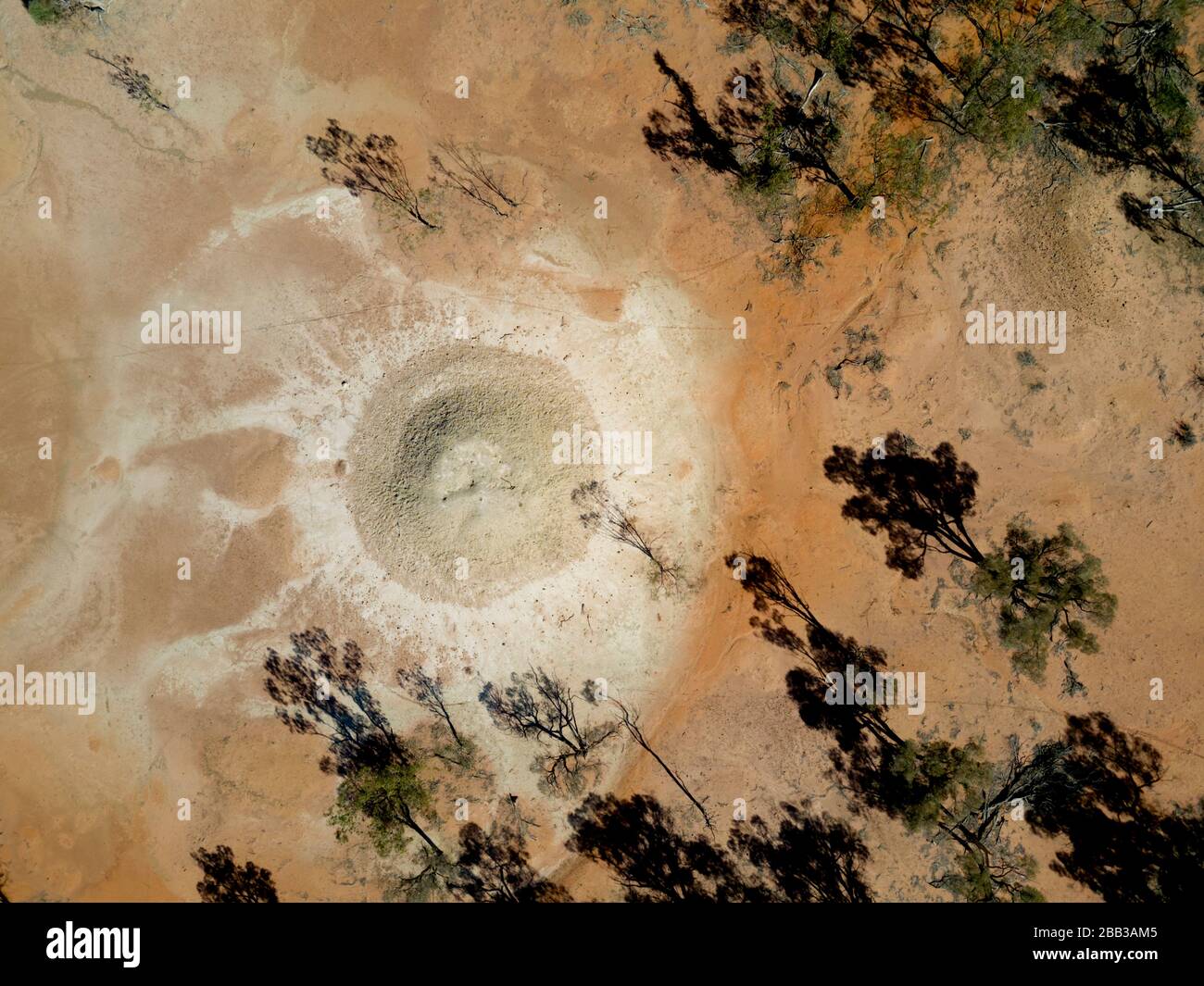 Antenne der Eulo Schlammquellen, die einzigartig in der Gegend sind und Blaslöcher des Artesian Basin sind. Stockfoto