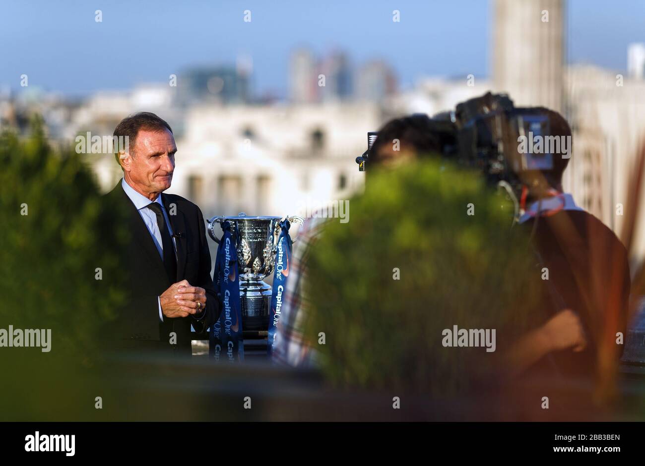 Der ehemalige Liverpooler Phil Thompson wird bei der Einführung des Capital One Cup Wettbewerbs im Trafalgar Hotel, London, interviewt. Stockfoto