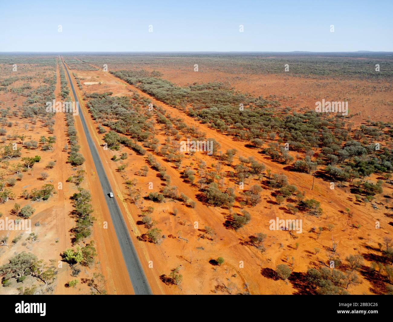 Luftaufnahme des Verkehrs auf dem Adventure Way Highway in der Nähe des Eulo Outback Queensland Australia Stockfoto