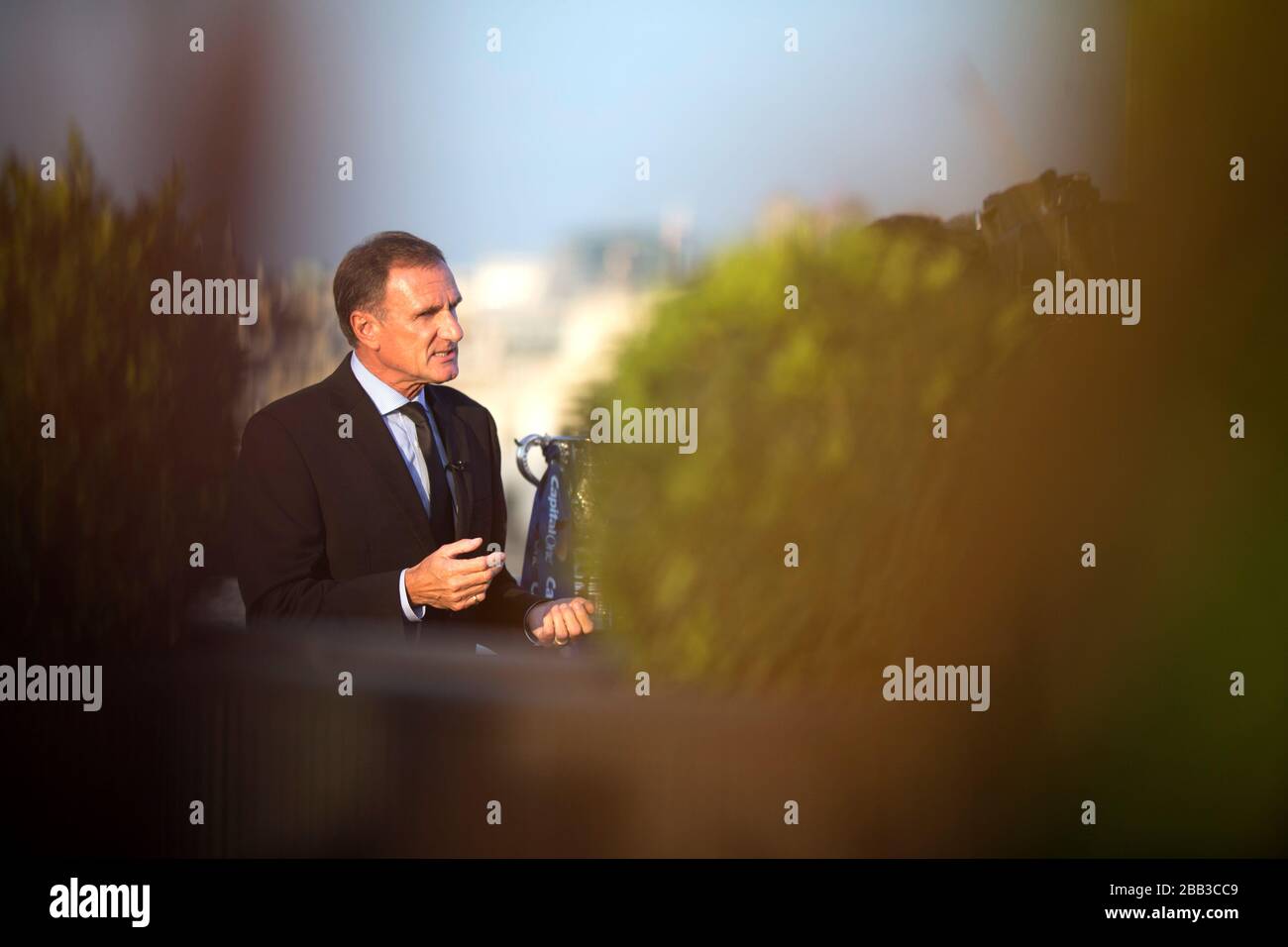 Der ehemalige Liverpooler Phil Thompson wird bei der Einführung des Capital One Cup Wettbewerbs im Trafalgar Hotel, London, interviewt. Stockfoto