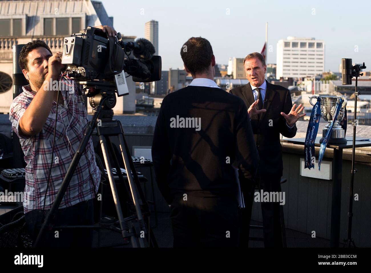 Der ehemalige Liverpooler Phil Thompson wird bei der Einführung des Capital One Cup Wettbewerbs im Trafalgar Hotel, London, interviewt. Stockfoto