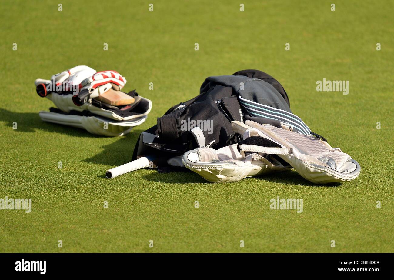 Pads, Bat und Cricket Ausrüstung auf dem Spielfeld Stockfoto