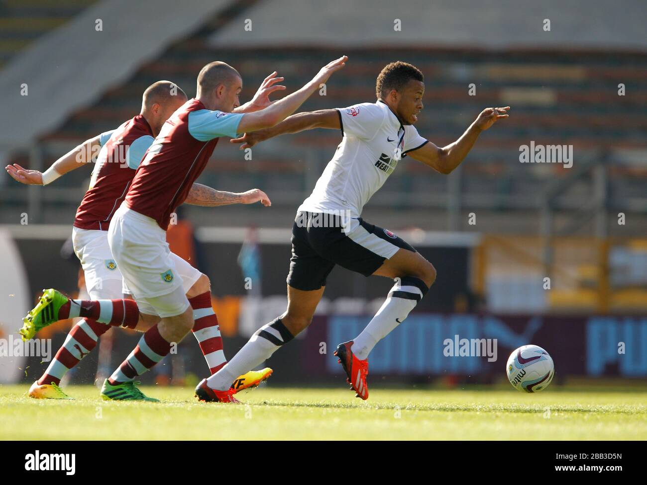 Die Jordan Cousins (rechts) von Charlton Athletic und der David Jones von Burnley kämpfen um den Ball Stockfoto