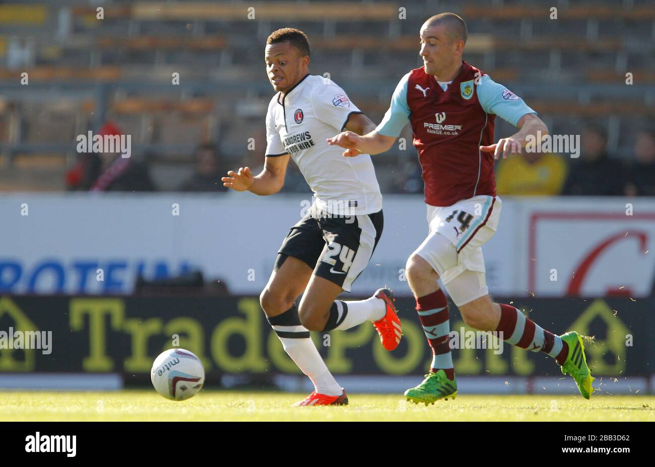 Die Jordan Cousins (links) von Charlton Athletic und der Kampf von Burnley David Jones um den Ball Stockfoto