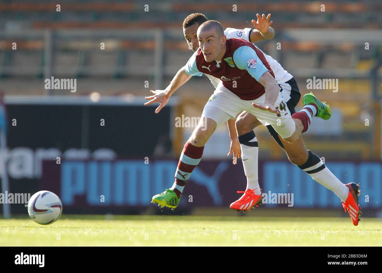 Die Jordan Cousins (links) von Charlton Athletic und der Kampf von Burnley David Jones um den Ball Stockfoto