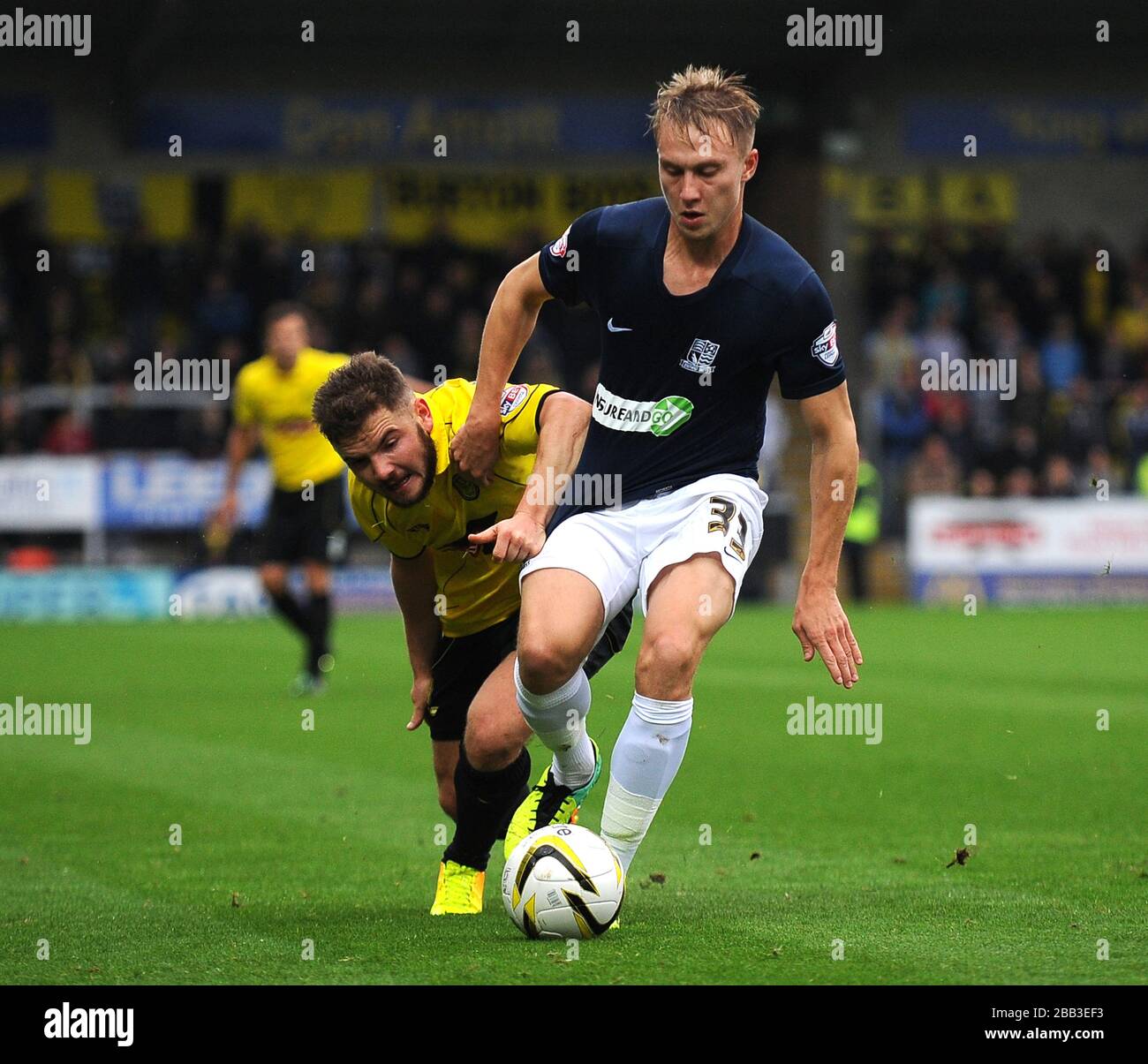 Burton Albions Alex MacDonald (links) und Southend United's Cauley Woodrow (rechts) kämpfen um den Ball. Stockfoto