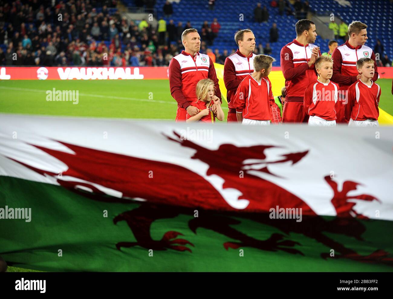 Wales' Craig Bellamy (links), David Vaughan, (zweite links), Hal Robson-Kanu (zweite rechts) und Simon Church (rechts) vor dem Anpfiff Stockfoto