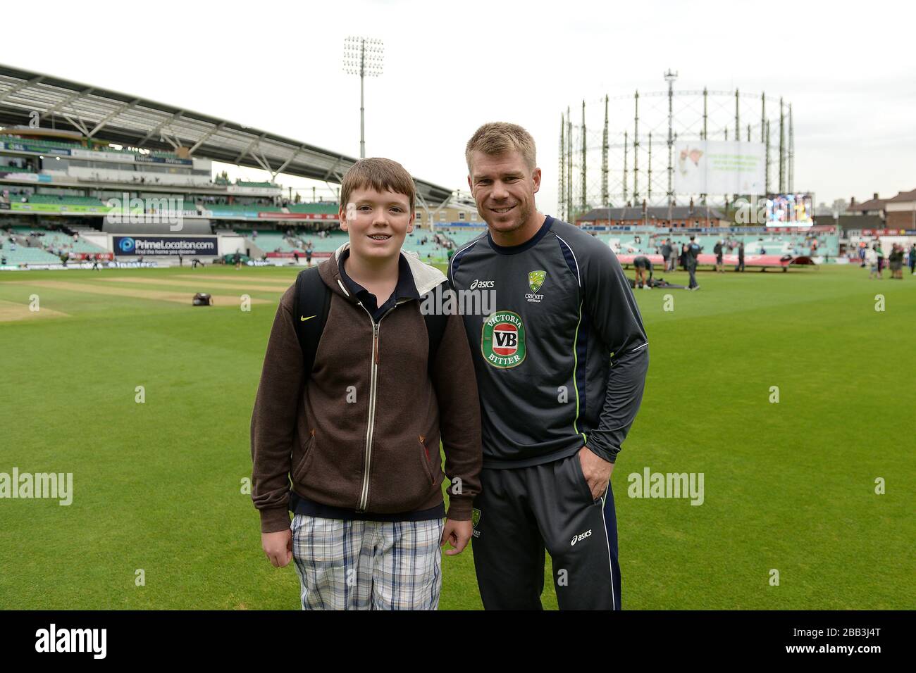 Ein Wettbewerbssieger trifft auf dem Platz im Kia Oval auf Australiens David Warner Stockfoto