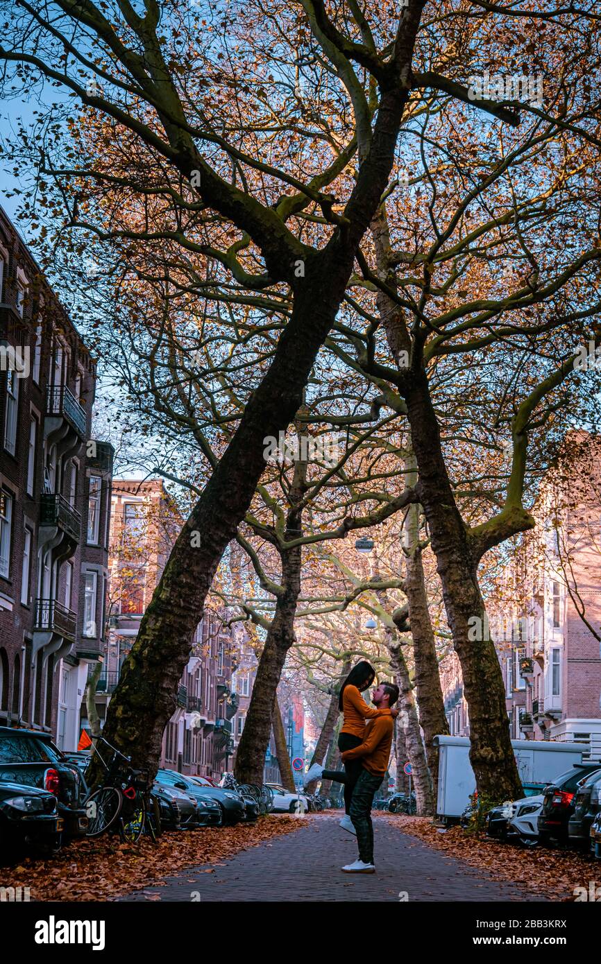 Amsterdam Niederlande, ein Paar, das im Herbst in der schönen Lomanstraat Straße in Amsterdam mit gelehnten Bäumen spazieren ging Stockfoto