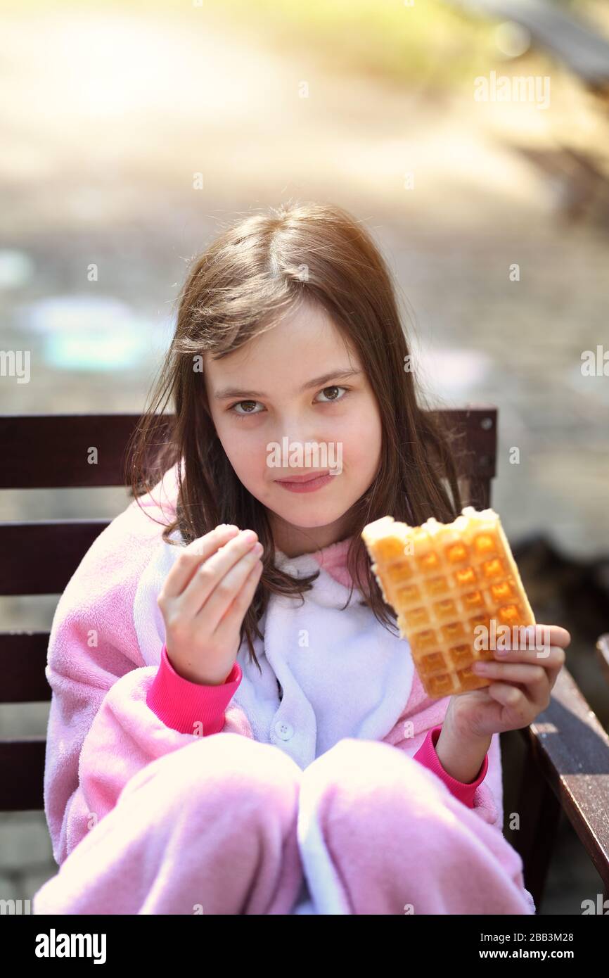 Frühstück in Form knuspriger Waffeln im Freien Stockfoto