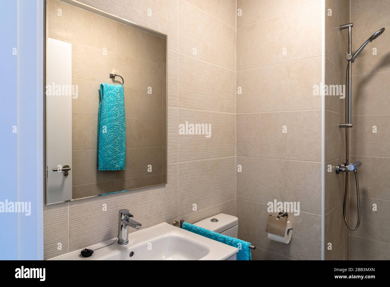 Minimalistisches Badezimmer im modernen Haus. Konzept der Reinigung und Desinfektion bei einer Kovid-19-Pandemie. Stockfoto