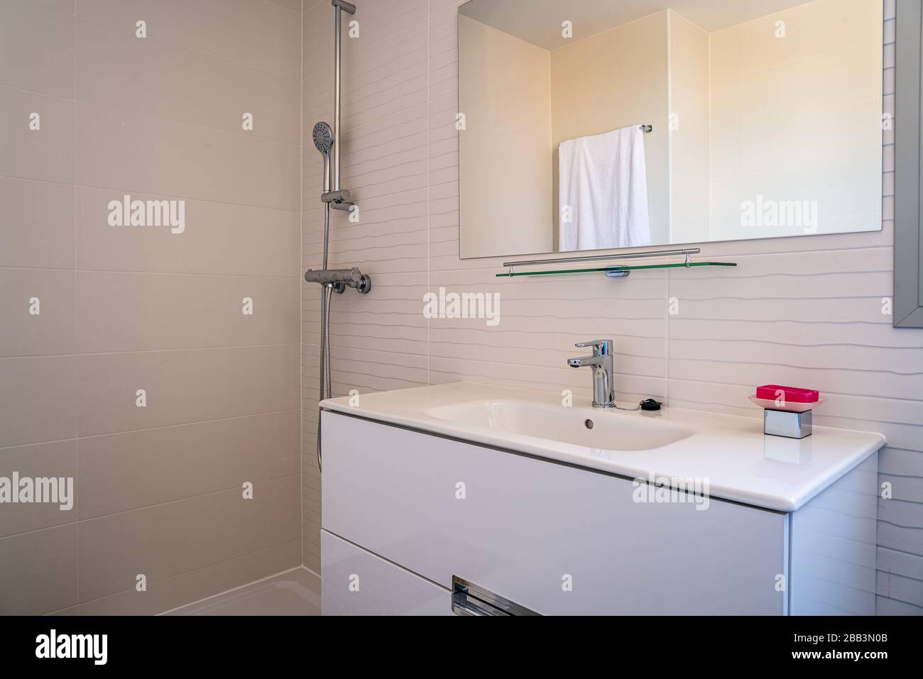 Minimalistisches Badezimmer im modernen Haus. Konzept der Reinigung und Desinfektion bei einer Kovid-19-Pandemie. Stockfoto