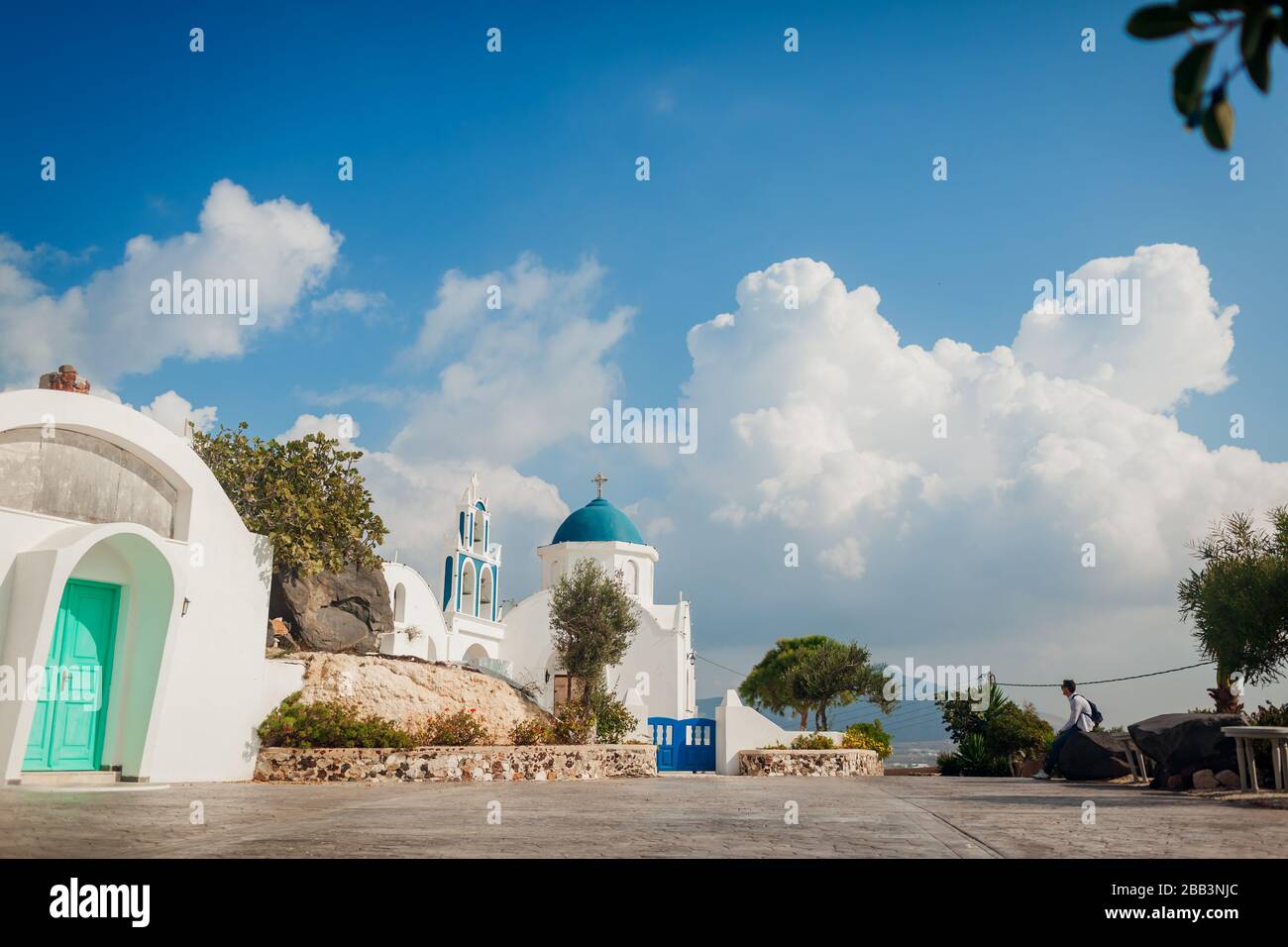 Santorini Reisende, die griechische Kirchenarchitektur in Akrotiri entdecken. Mann Wanderer, der Ruhe hat. Urlaub Stockfoto Santorini Reisende, die griechische Kirchenarchitektur in Akrotiri entdecken. Mann Wanderer, der Ruhe hat. Urlaub Stockfoto