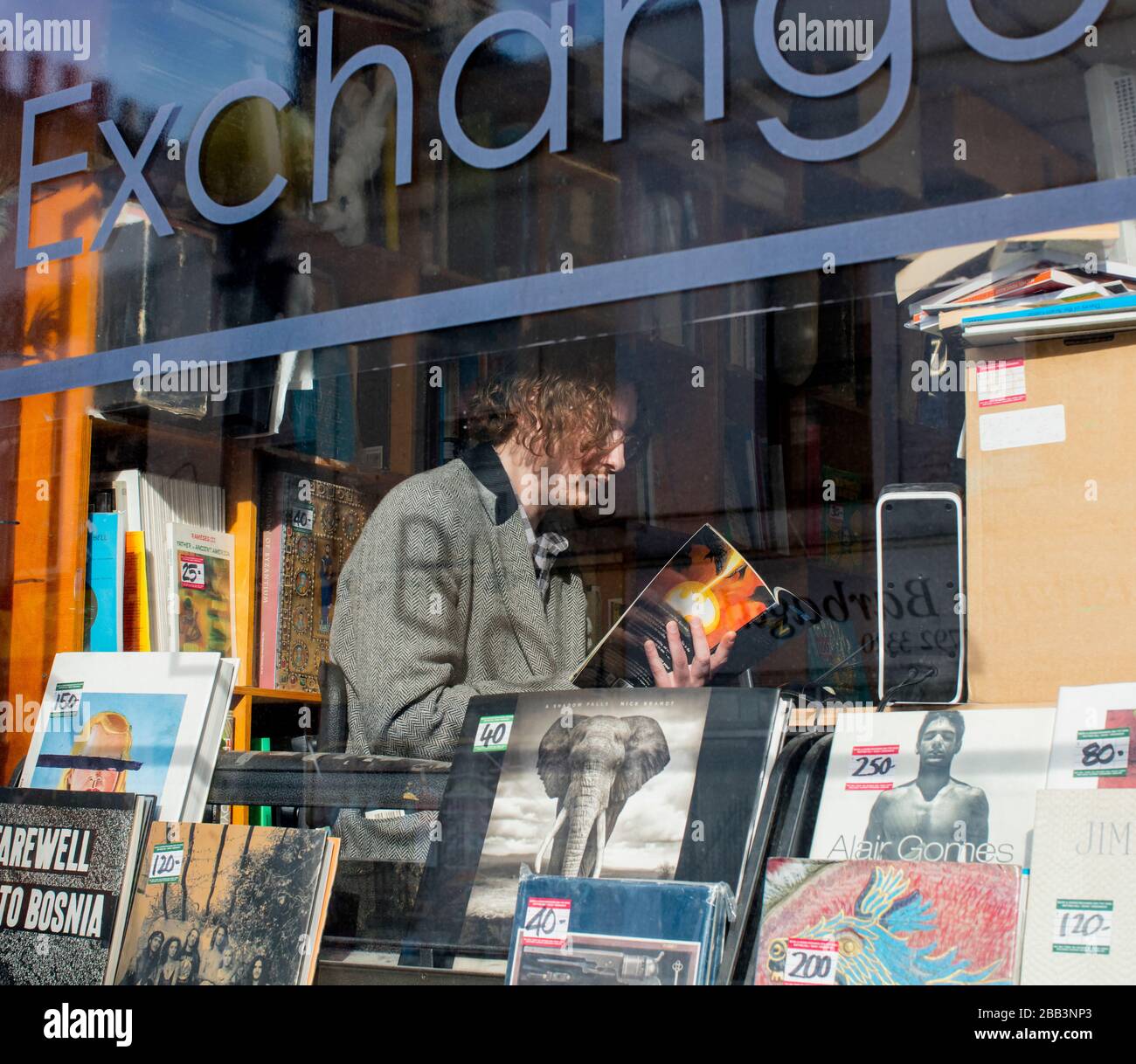 Fenster der Buchhandlung in Notting Hill, London mit Person in Reading Stockfoto