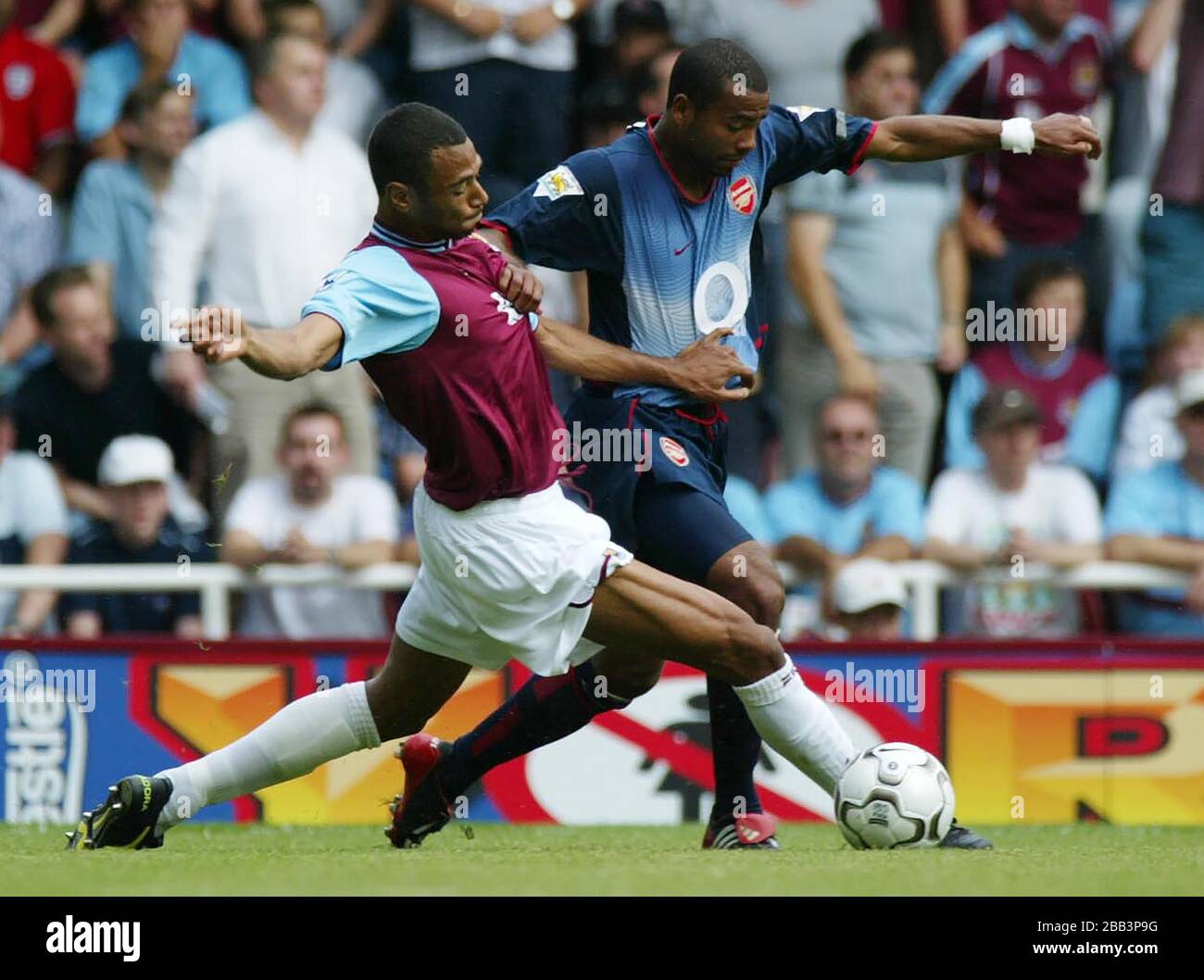 LONDON, Großbritannien, AUGUST24 L-R Edoued Cisse von West Ham United und Ashley Cole von Arsenal während der Barclaycard Premiership zwischen West Ham Unite Stockfoto