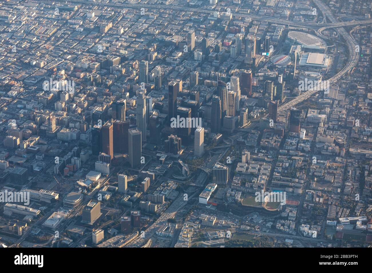 Allgemeine Luftaufnahme der Innenstadt von Los Angeles während eines Flugs um Südkalifornien am Samstag, 5. Oktober 2019, in Los Angeles, Kalifornien, USA. (Foto von IOS/Espa-Images) Stockfoto