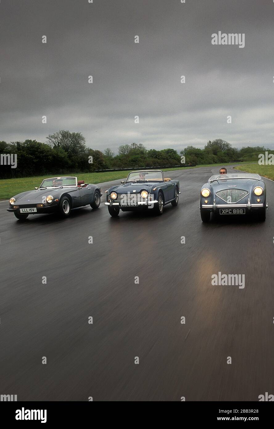 Britische Sportwagen aus den 1950er, 60er und 70er Jahren. Von rechts nach links. 1956 Austin Healey 100/4 1969 Triumph TR5 und 1979 TVR 3000M Stockfoto