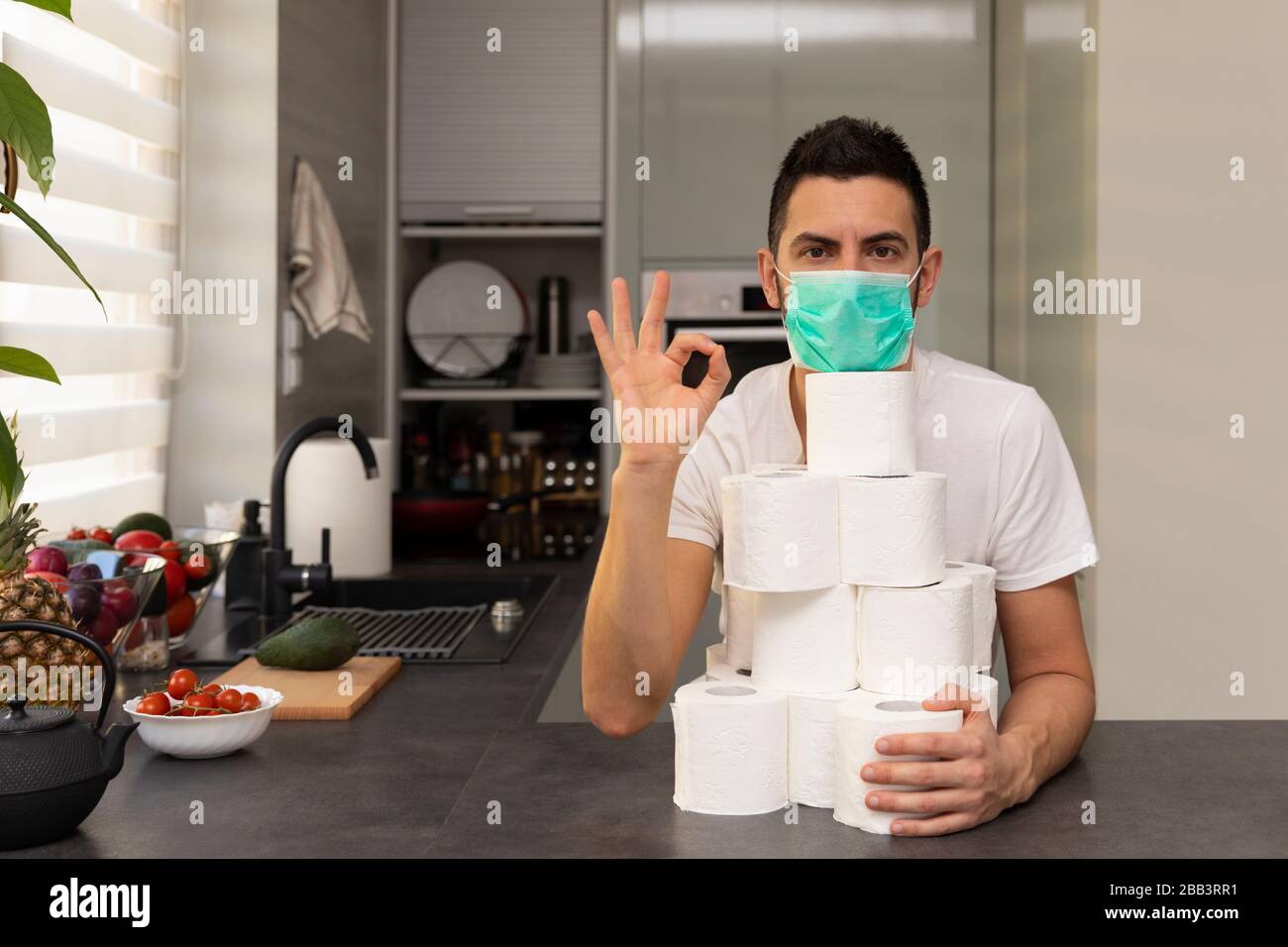 Ein Mann freut sich über das erworbene toilettenpapier wegen der Panik und des Mangels, der durch den Ausbruch des Kovid19-Virus verursacht wurde. Konzeptionelles Foto über Stockfoto