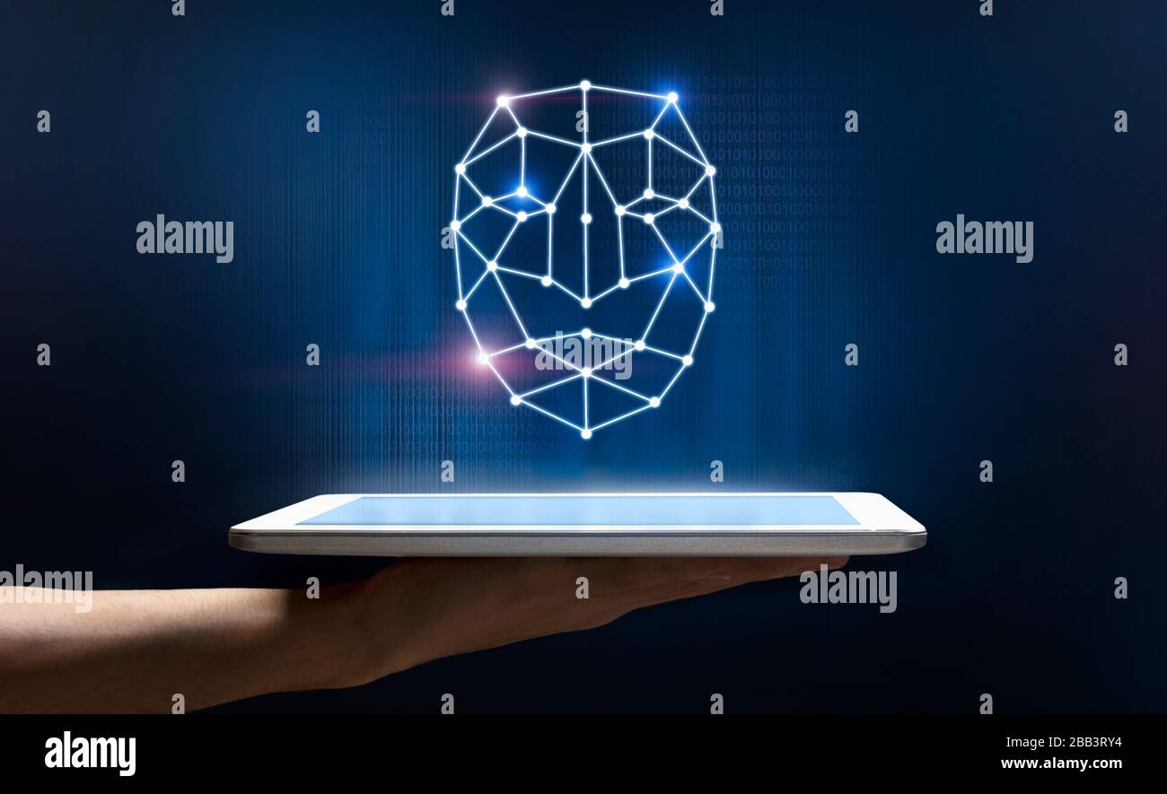 Persönliche Sicherheit. Frau hält Tablette mit polygonalem menschlichem Gesicht auf dunklem Hintergrund, kreative Collage Stockfoto