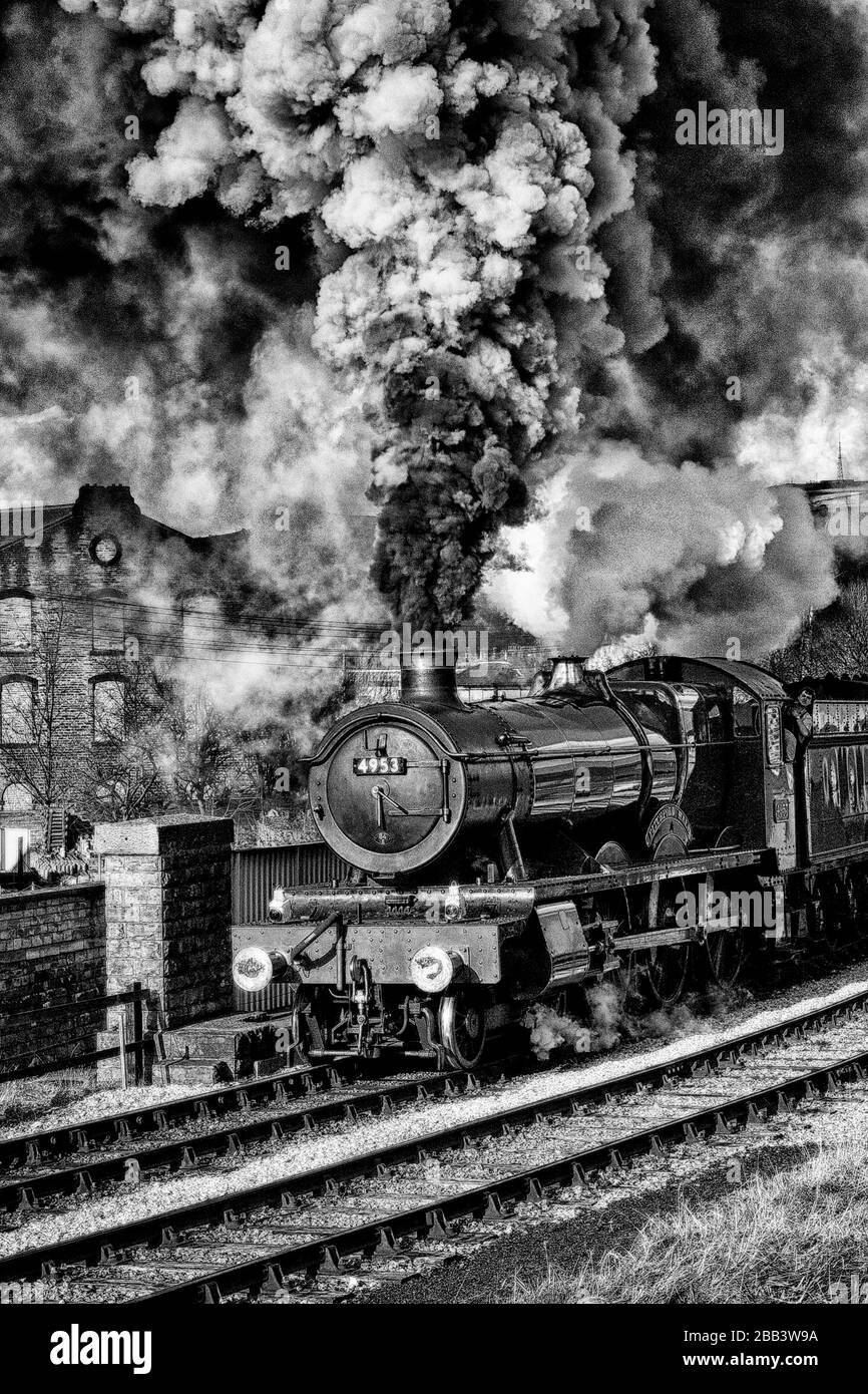 GWR Hall Klasse 2-6-0 4953 Pitchford Hall erzeugt starken Rauch, da sie Keighley auf der Worth Valley Railway mit einem Zug nach Oxenhope verlässt. Stockfoto
