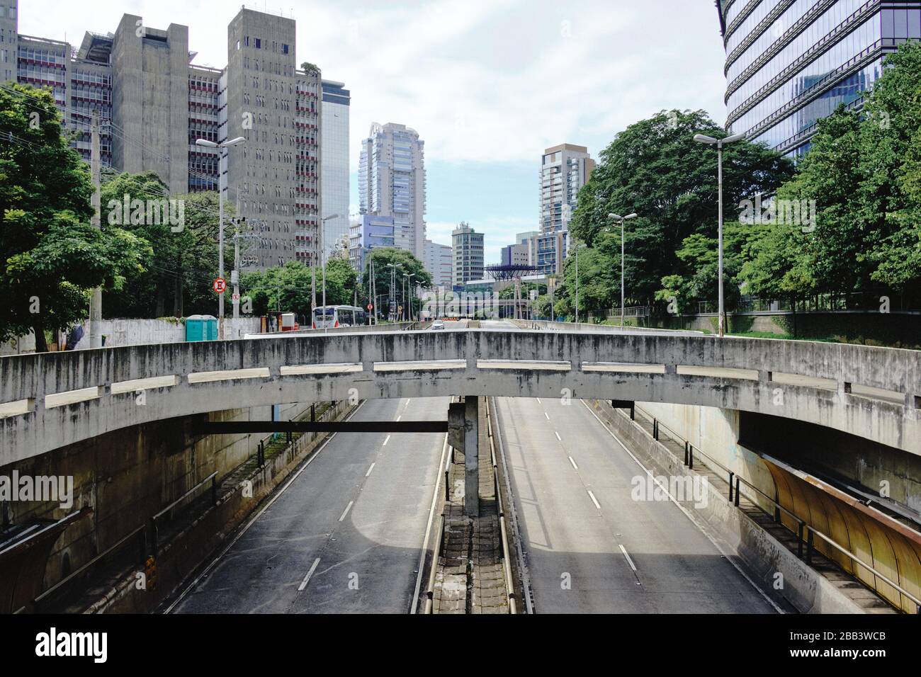 Bilder der Stadt São Paulo unter der Quarantäne von Covid-19 ( März 2020 ) mit leeren Straßen, geschlossenem Handel und ohne Autos. Einige Leute sind noch auf der Straße Stockfoto